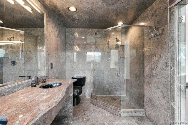 27507 Bell Road, Southfield, MI 48034