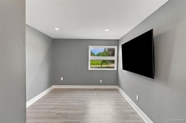 27507 Bell Road, Southfield, MI 48034