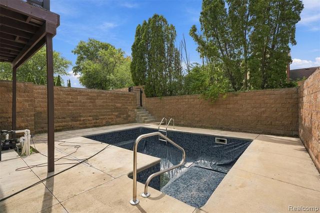 27507 Bell Road, Southfield, MI 48034