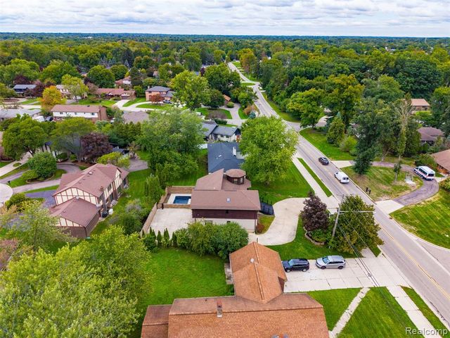 27507 Bell Road, Southfield, MI 48034