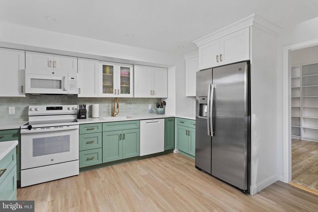 5 CRAB APPLE LN, Lawrence Twp, NJ 08648