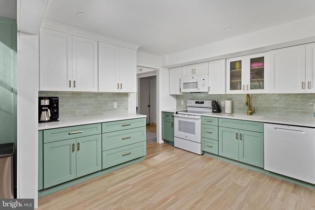 5 CRAB APPLE LN, Lawrence Twp, NJ 08648