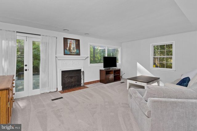 5 CRAB APPLE LN, Lawrence Twp, NJ 08648