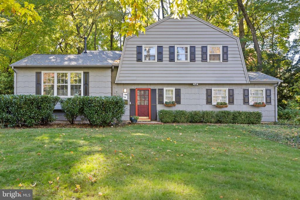5 CRAB APPLE LN, Lawrence Twp, NJ 08648