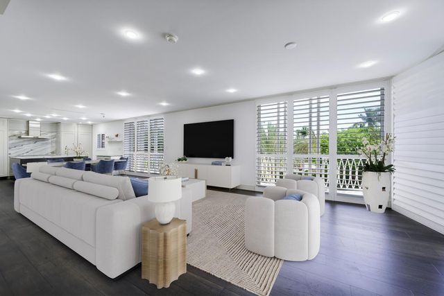 429 Australian Avenue 9, Palm Beach, FL 33480