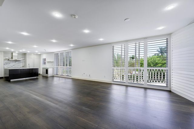 429 Australian Avenue 9, Palm Beach, FL 33480