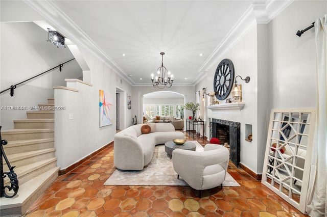 5621 Alton Rd, Miami Beach, FL 33140