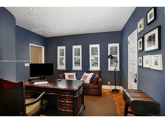 5621 Alton Rd, Miami Beach, FL 33140