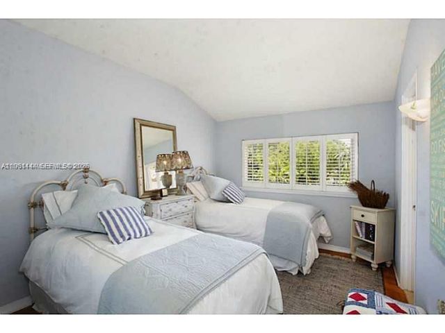 5621 Alton Rd, Miami Beach, FL 33140