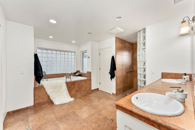 8218 Finisterre Ct, Fair Oaks, CA 95628