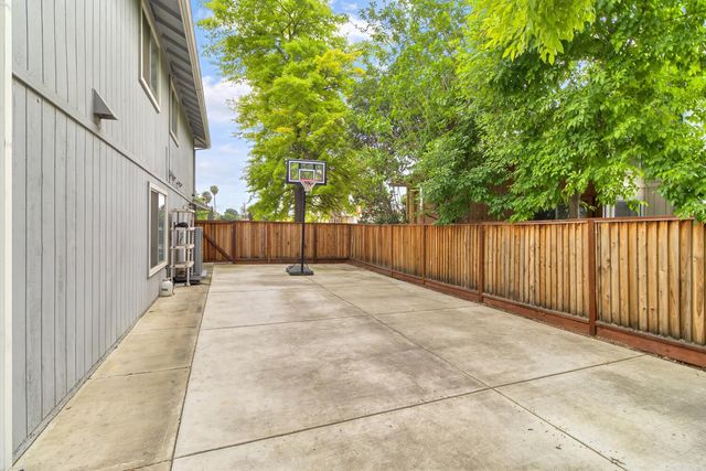 8153 La Almendra Way, Sacramento, CA 95823
