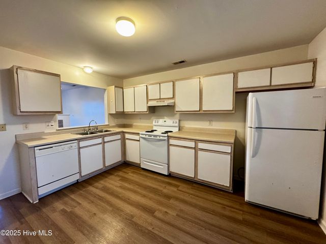 204 Meadowbrook Lane, Jacksonville, NC 28546