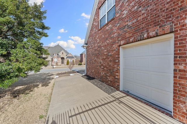 5226 S Waterford Place Court, Rogers, AR 72758