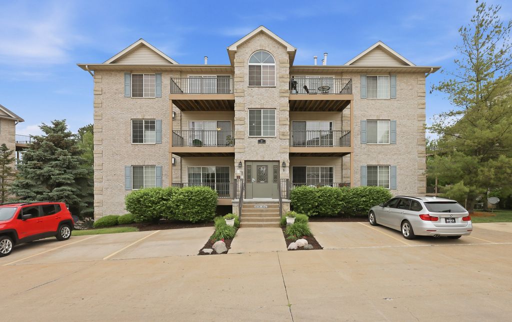 3040 Holiday Court 5, Bettendorf, IA 52722