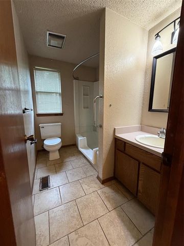 218 Quail Hollow Drive, Blanchard, OK 73010