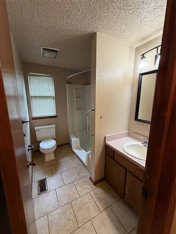 218 Quail Hollow Drive, Blanchard, OK 73010