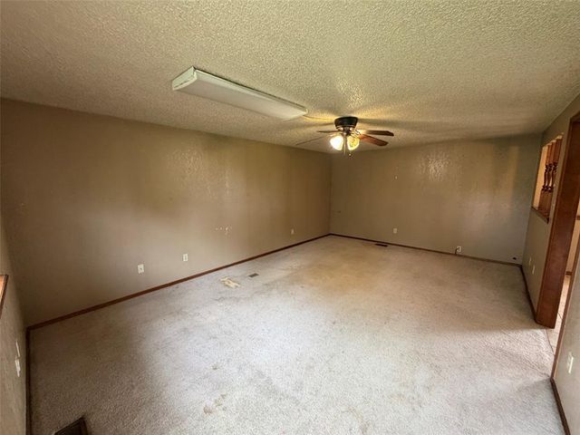 218 Quail Hollow Drive, Blanchard, OK 73010
