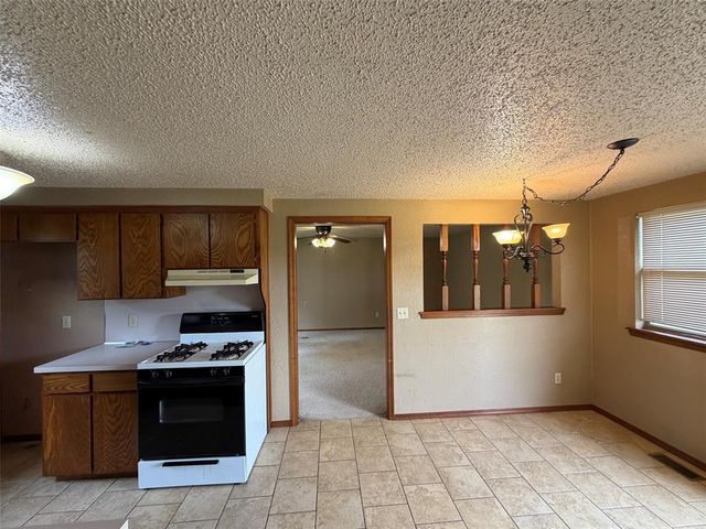 218 Quail Hollow Drive, Blanchard, OK 73010