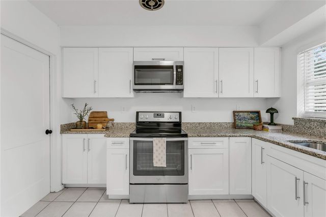 4105 W OAKELLAR AVENUE, Tampa, FL 33611