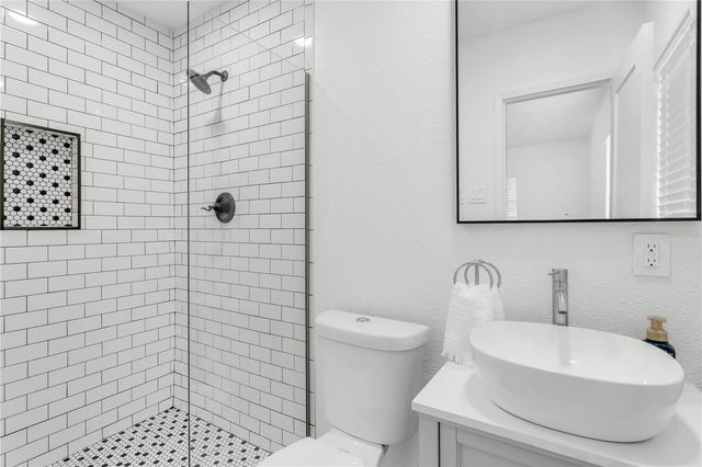 4105 W OAKELLAR AVENUE, Tampa, FL 33611