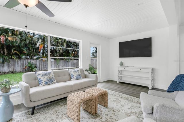 4105 W OAKELLAR AVENUE, Tampa, FL 33611