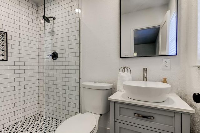 4105 W OAKELLAR AVENUE, Tampa, FL 33611