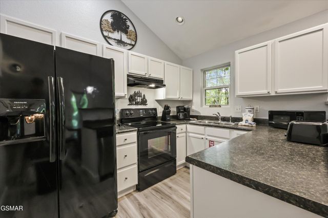 537 Johnson Ln Apt 2, Gatlinburg, TN 37738