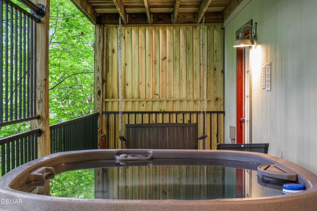 537 Johnson Ln Apt 2, Gatlinburg, TN 37738
