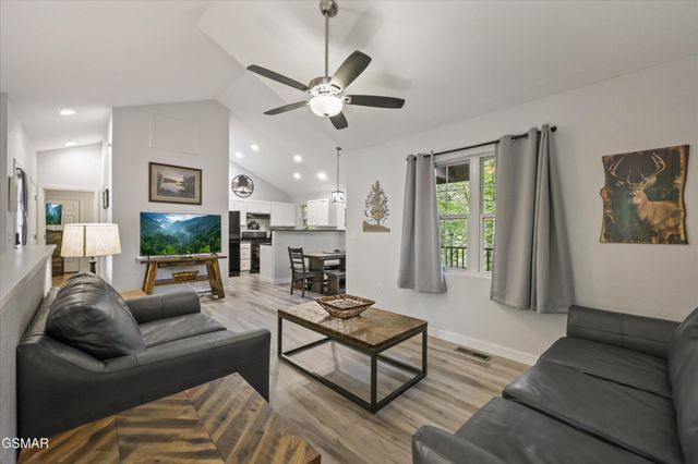 537 Johnson Ln Apt 2, Gatlinburg, TN 37738