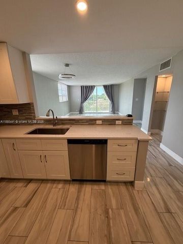 406 NW 68th Ave 422, Plantation, FL 33317