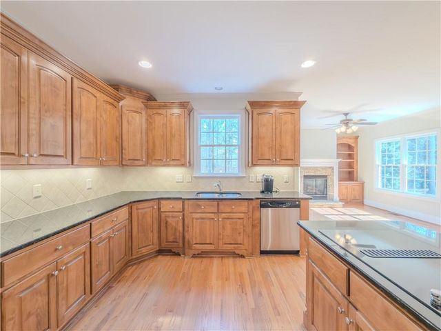 792 Grassmeade Way, Snellville, GA 30078