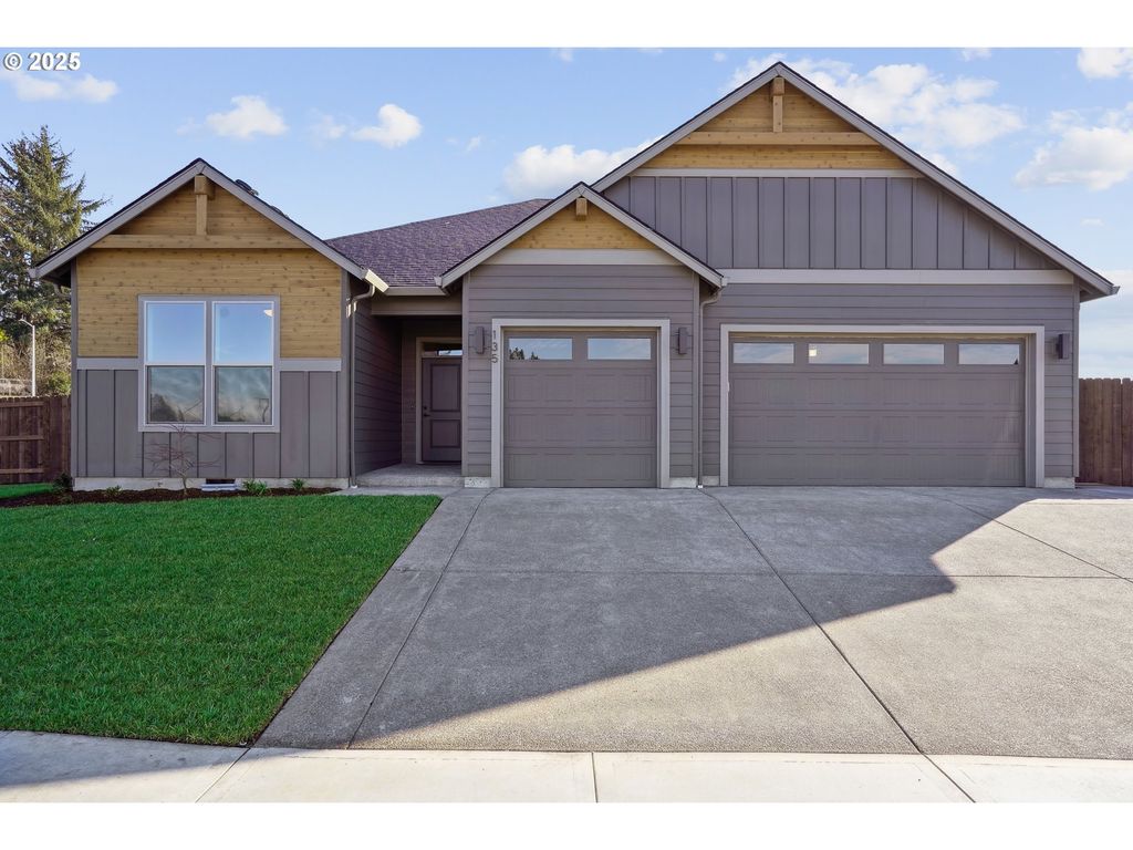 135 E Airedale Ave, La Center, WA 98629