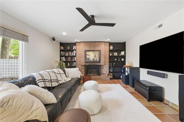 100 W 109th Terrace, Kansas City, MO 64114