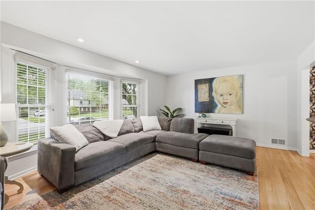 100 W 109th Terrace, Kansas City, MO 64114