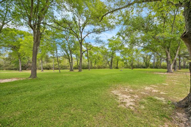 2919 Centerhill Circle, Bellville, TX 77418
