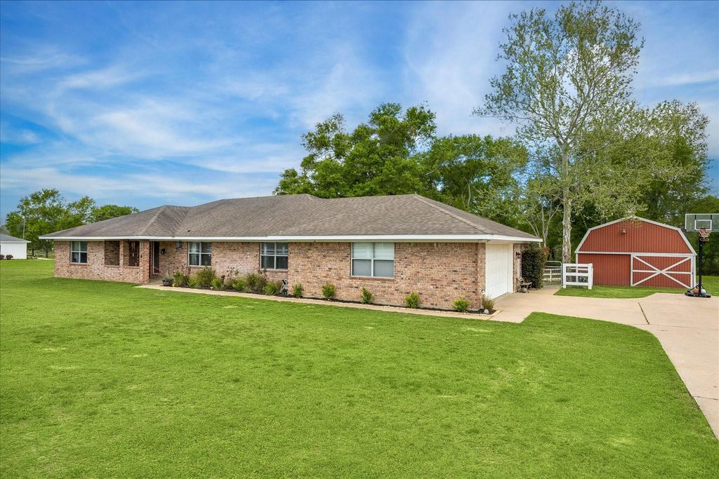 2919 Centerhill Circle, Bellville, TX 77418