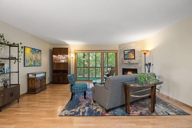 1880 Shady Beach Avenue, Roseville, MN 55113