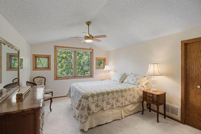 1880 Shady Beach Avenue, Roseville, MN 55113