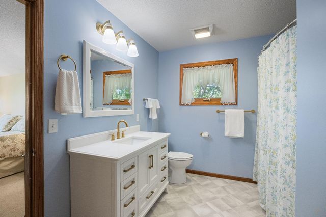 1880 Shady Beach Avenue, Roseville, MN 55113