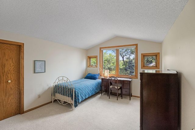 1880 Shady Beach Avenue, Roseville, MN 55113