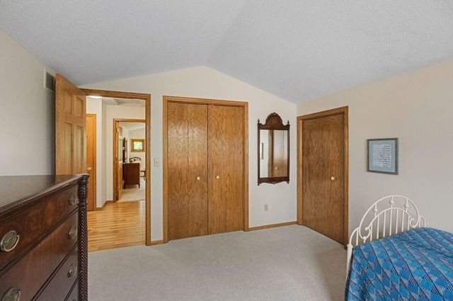 1880 Shady Beach Avenue, Roseville, MN 55113