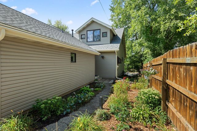 1880 Shady Beach Avenue, Roseville, MN 55113