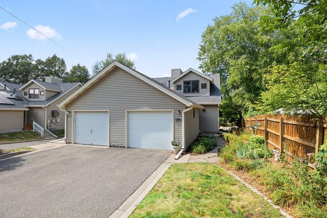 1880 Shady Beach Avenue, Roseville, MN 55113