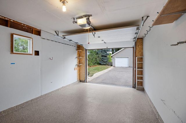 1880 Shady Beach Avenue, Roseville, MN 55113