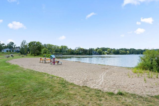 1880 Shady Beach Avenue, Roseville, MN 55113