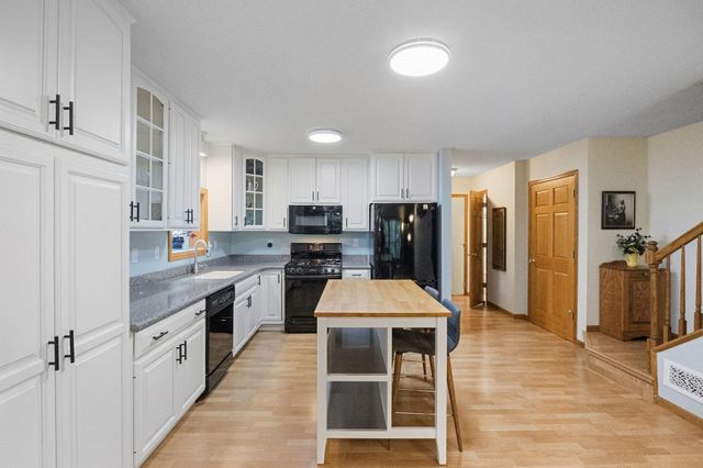 1880 Shady Beach Avenue, Roseville, MN 55113