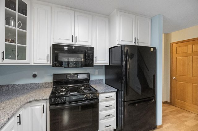 1880 Shady Beach Avenue, Roseville, MN 55113