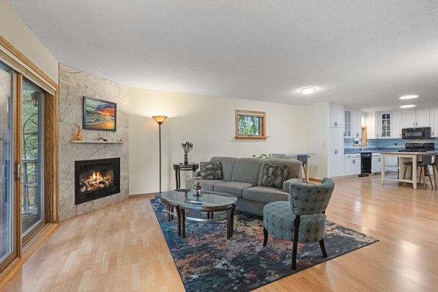 1880 Shady Beach Avenue, Roseville, MN 55113