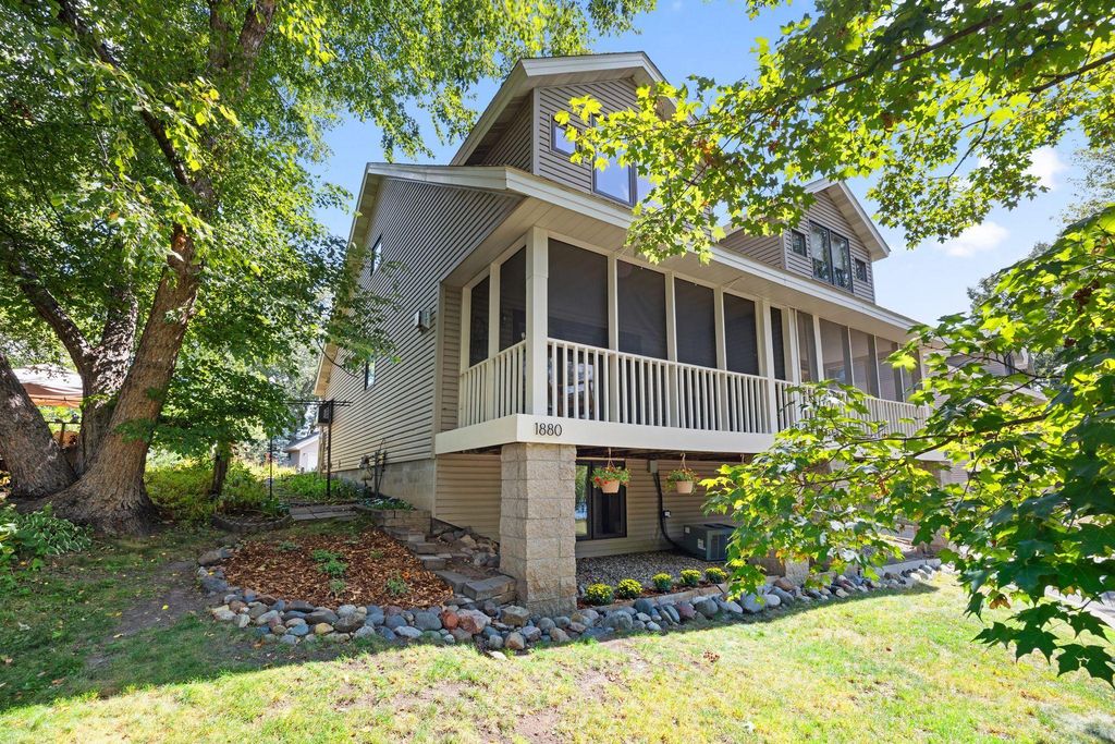 1880 Shady Beach Avenue, Roseville, MN 55113