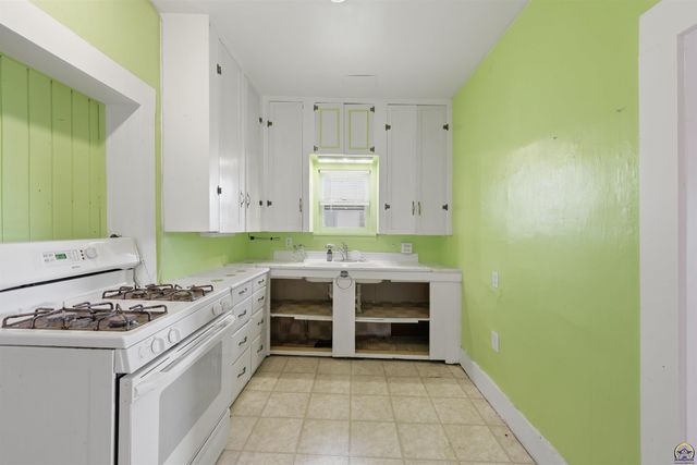 2716 NE Seward AVE, Topeka, KS 66616